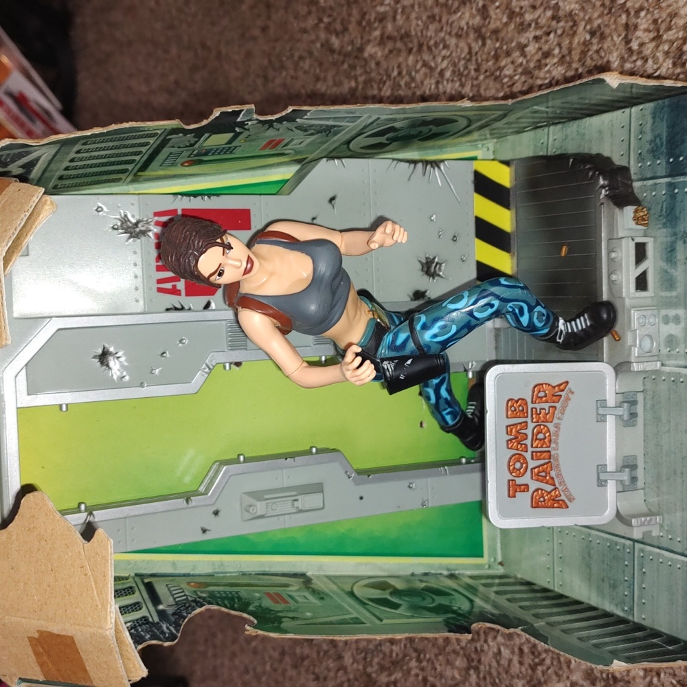 1999 Playmates Tomb Raider Lara Croft Area 51 Figure Statue Diorama Reti…